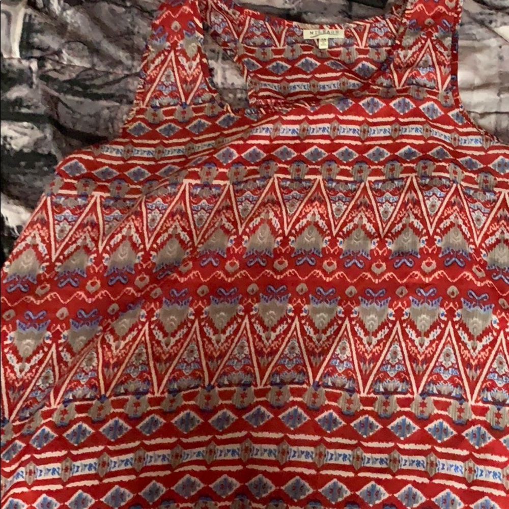 Cute shirt that’s slot in back
